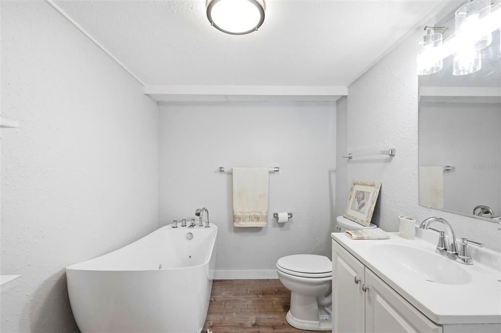 For Sale: $175,000 (2 beds, 1 baths, 1040 Square Feet)