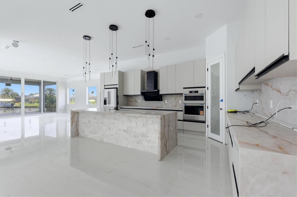 En Venta: $2,250,000 (4 camas, 3 baños, 3500 Pies cuadrados)