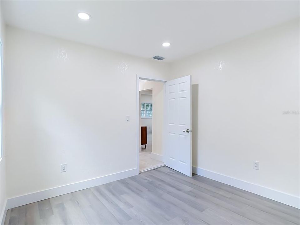 For Sale: $278,000 (4 beds, 2 baths, 1092 Square Feet)