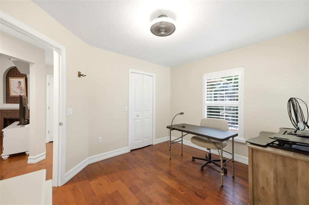 Activo con contrato: $525,000 (4 camas, 2 baños, 2028 Pies cuadrados)