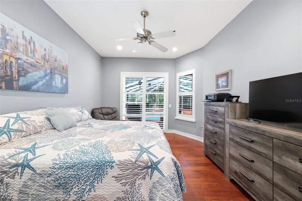 Activo con contrato: $525,000 (4 camas, 2 baños, 2028 Pies cuadrados)