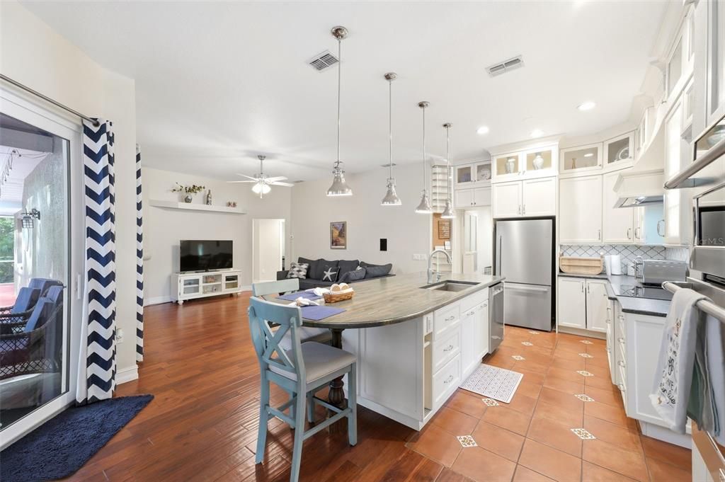 Activo con contrato: $525,000 (4 camas, 2 baños, 2028 Pies cuadrados)