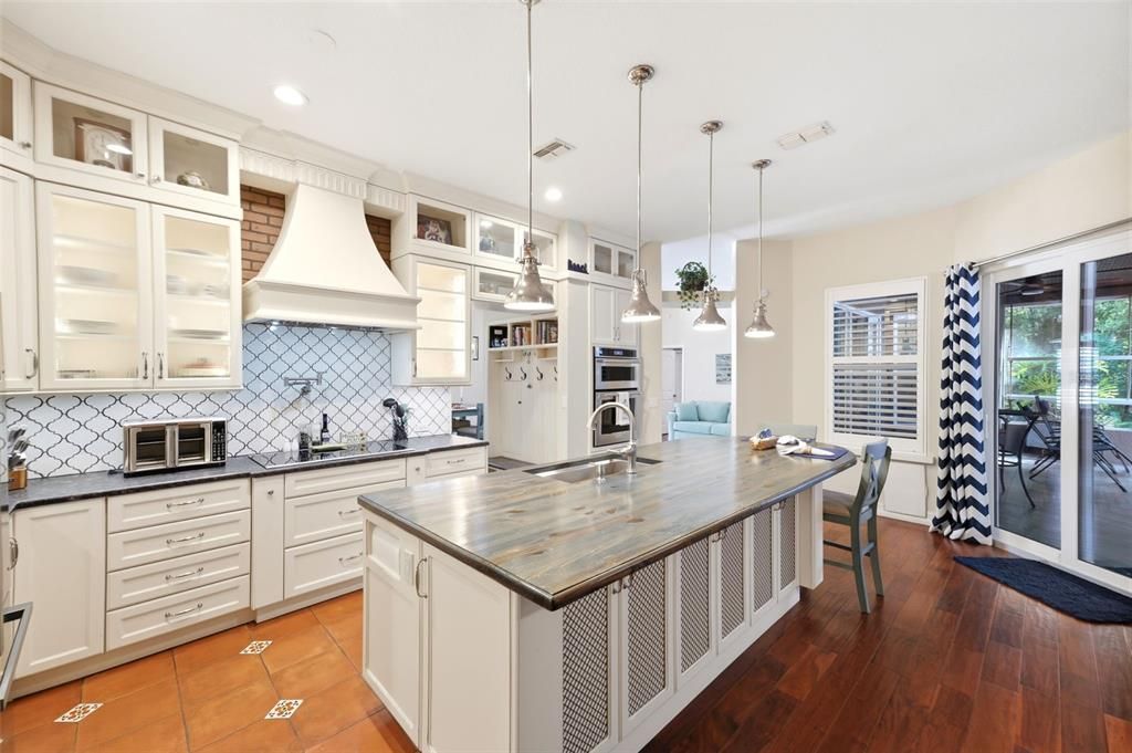 Activo con contrato: $525,000 (4 camas, 2 baños, 2028 Pies cuadrados)
