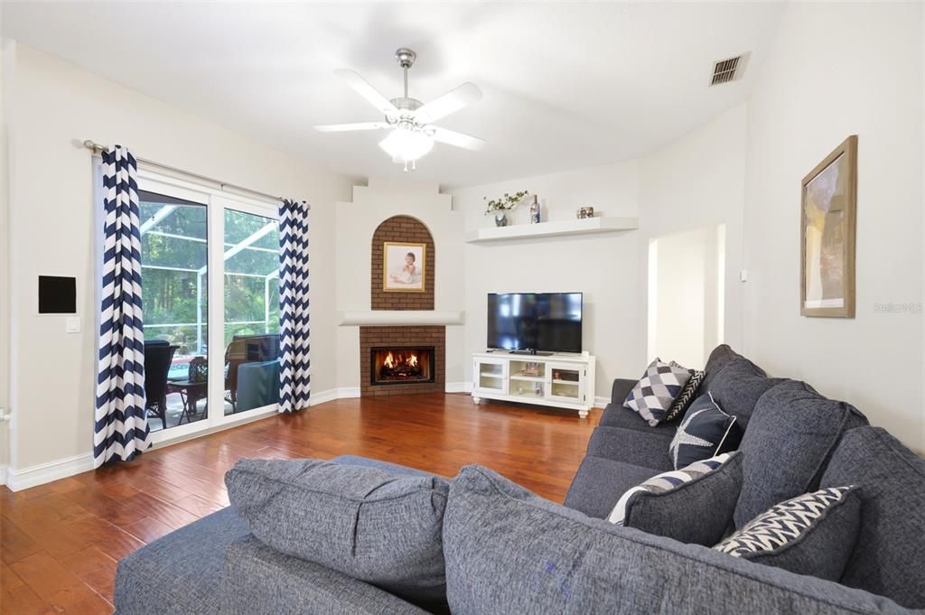 Activo con contrato: $525,000 (4 camas, 2 baños, 2028 Pies cuadrados)