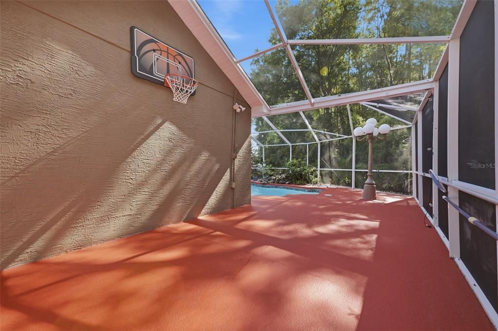 Activo con contrato: $525,000 (4 camas, 2 baños, 2028 Pies cuadrados)