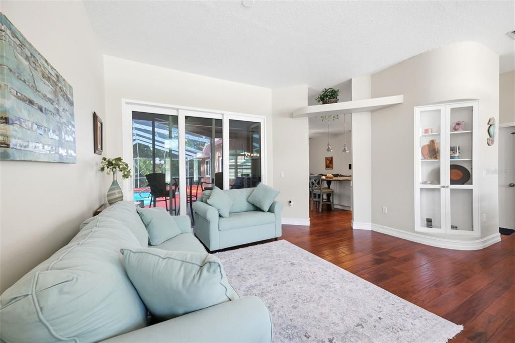 Activo con contrato: $525,000 (4 camas, 2 baños, 2028 Pies cuadrados)