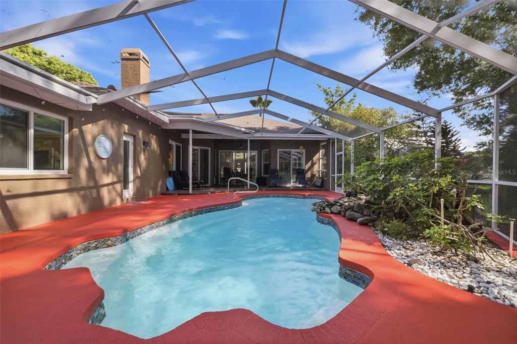 Activo con contrato: $525,000 (4 camas, 2 baños, 2028 Pies cuadrados)