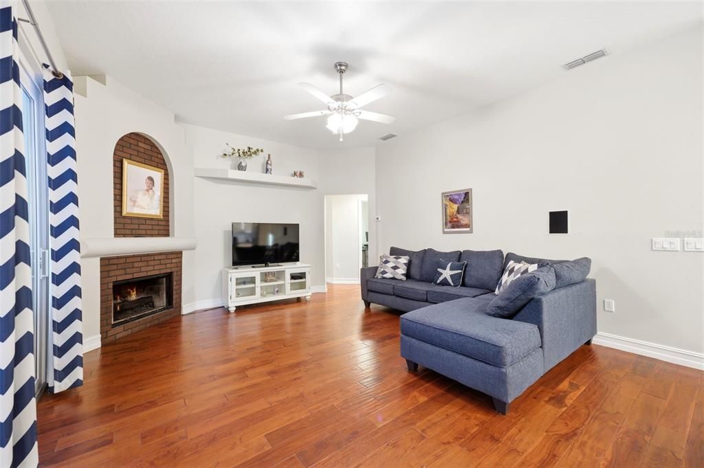 Activo con contrato: $525,000 (4 camas, 2 baños, 2028 Pies cuadrados)