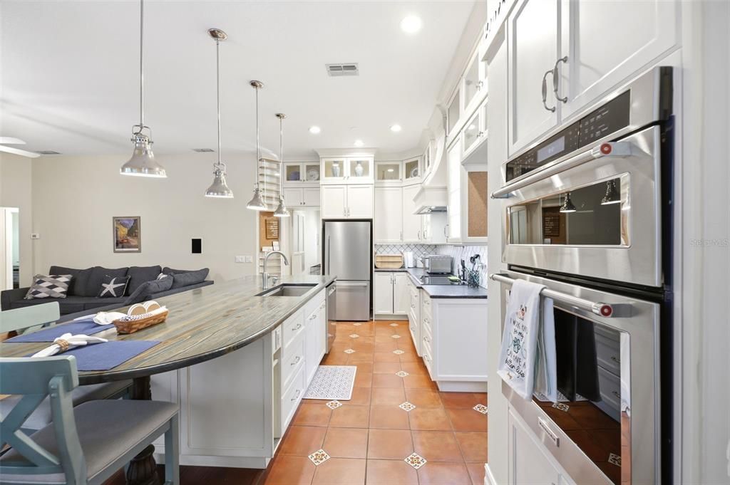 Activo con contrato: $525,000 (4 camas, 2 baños, 2028 Pies cuadrados)
