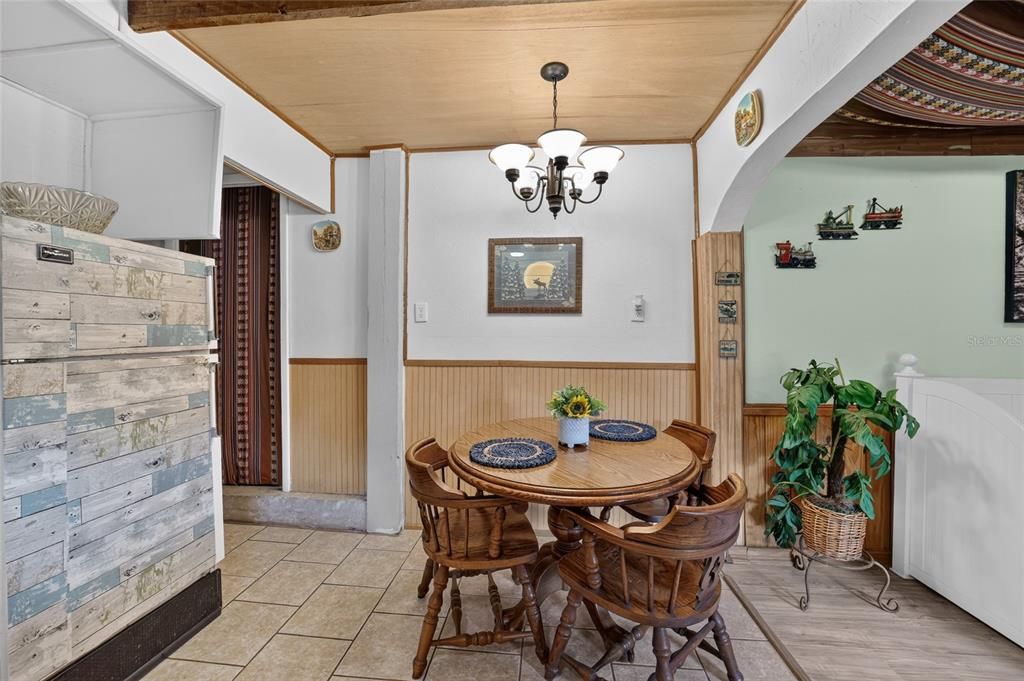 For Sale: $335,000 (3 beds, 2 baths, 1727 Square Feet)