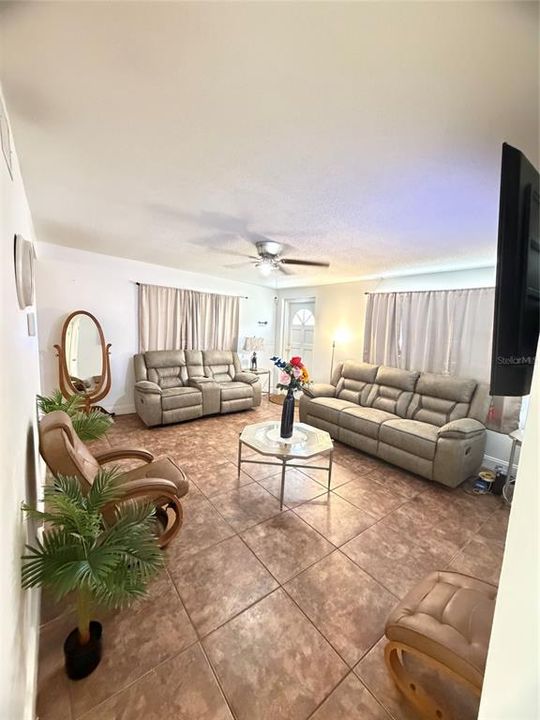 En Venta: $215,000 (2 camas, 2 baños, 952 Pies cuadrados)