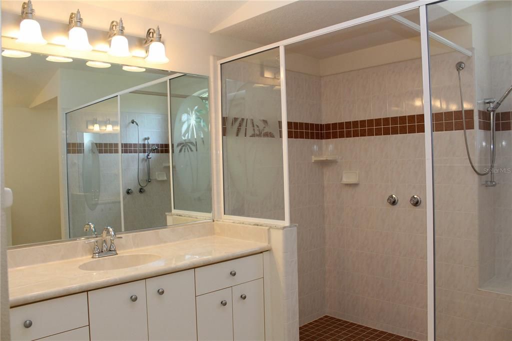 En Venta: $600,000 (3 camas, 2 baños, 2453 Pies cuadrados)