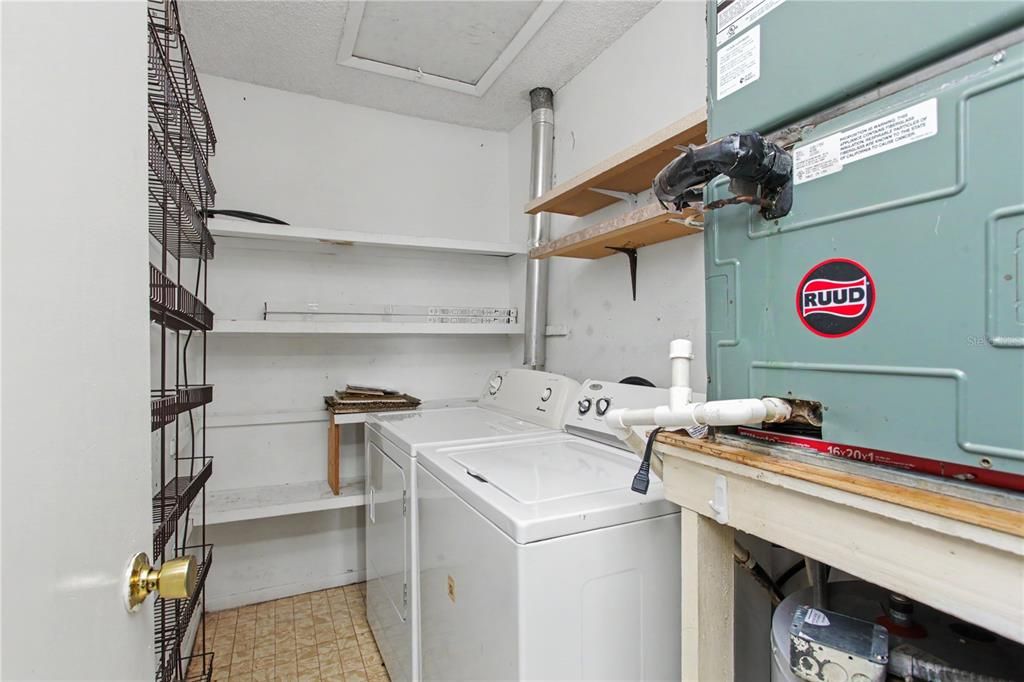 For Sale: $162,000 (2 beds, 1 baths, 987 Square Feet)