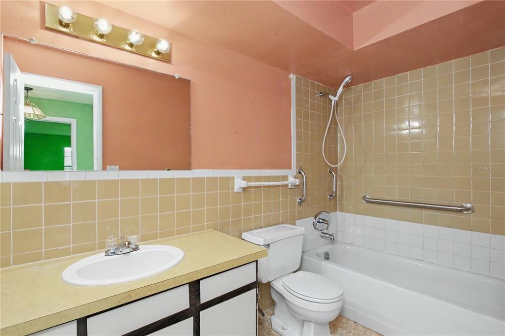 For Sale: $162,000 (2 beds, 1 baths, 987 Square Feet)