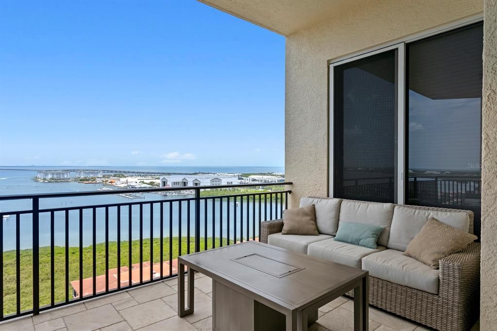 Activo con contrato: $1,295,000 (3 camas, 2 baños, 2000 Pies cuadrados)