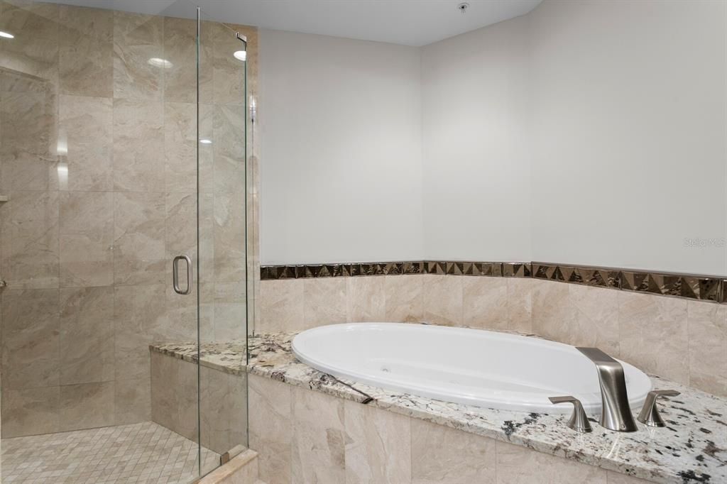 Activo con contrato: $1,295,000 (3 camas, 2 baños, 2000 Pies cuadrados)