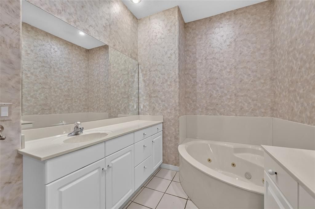 На продажу: $287,900 (2 спален, 2 ванн, 1832 Квадратных фут)