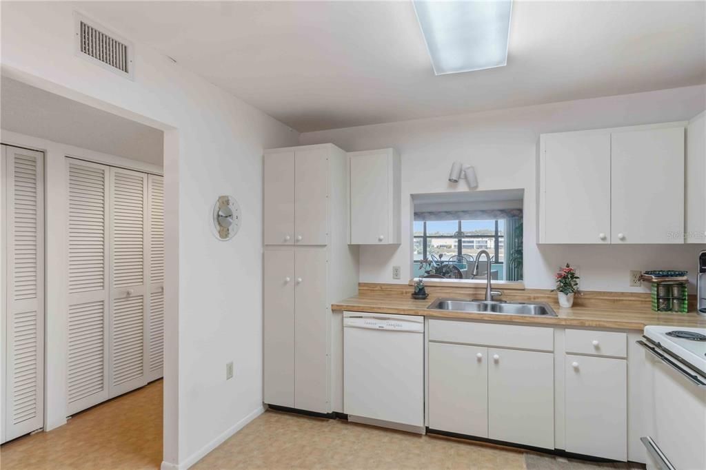 For Sale: $200,000 (2 beds, 2 baths, 1711 Square Feet)