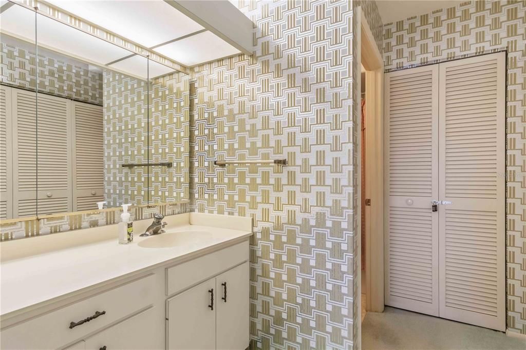 For Sale: $200,000 (2 beds, 2 baths, 1711 Square Feet)