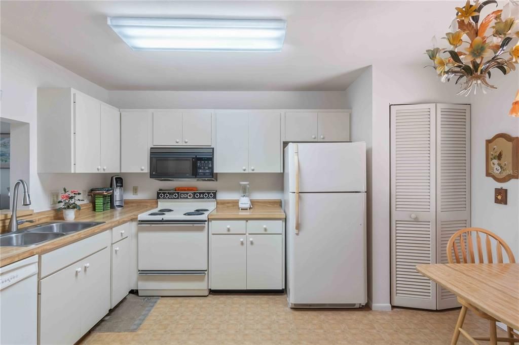 For Sale: $200,000 (2 beds, 2 baths, 1711 Square Feet)