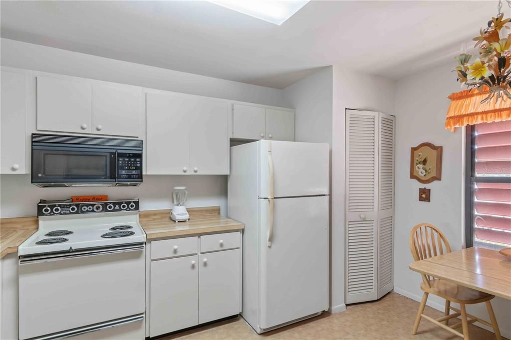 For Sale: $200,000 (2 beds, 2 baths, 1711 Square Feet)