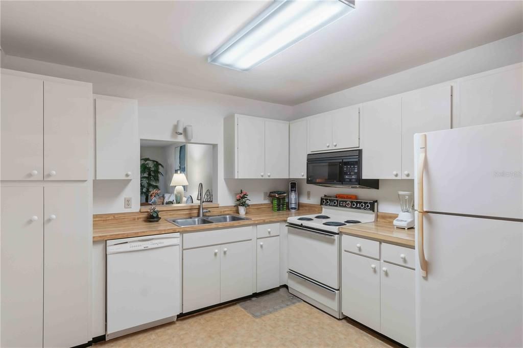 For Sale: $200,000 (2 beds, 2 baths, 1711 Square Feet)