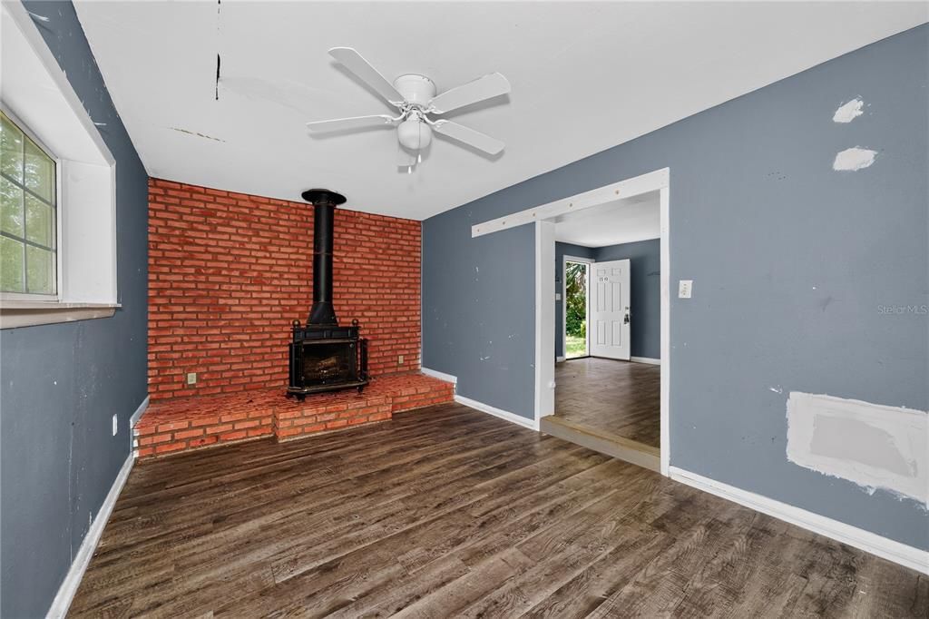 For Sale: $125,000 (3 beds, 1 baths, 1062 Square Feet)