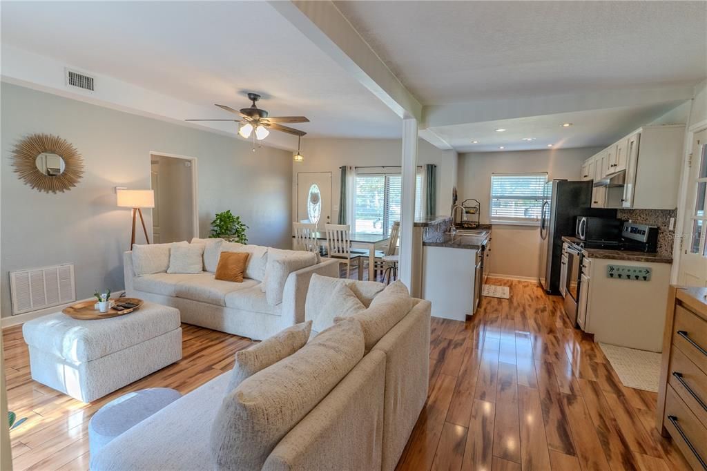 Activo con contrato: $325,000 (4 camas, 3 baños, 1438 Pies cuadrados)