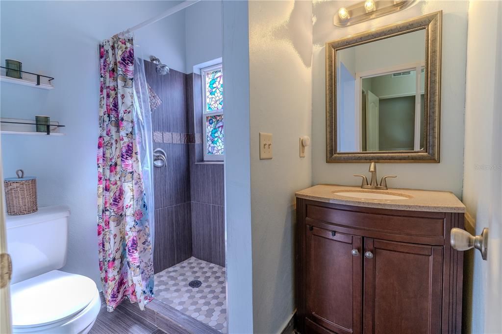 Activo con contrato: $325,000 (4 camas, 3 baños, 1438 Pies cuadrados)