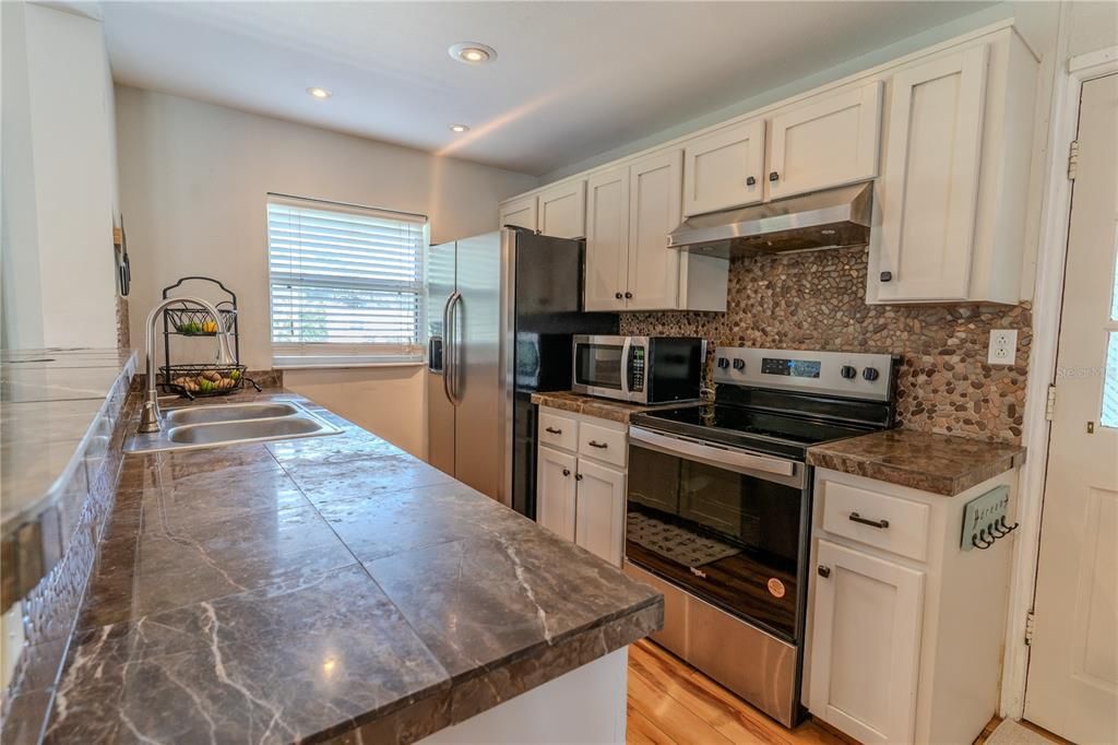 Activo con contrato: $325,000 (4 camas, 3 baños, 1438 Pies cuadrados)
