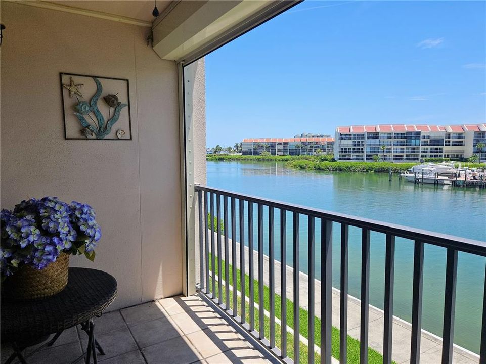 For Rent: $2,400 (2 beds, 2 baths, 1235 Square Feet)
