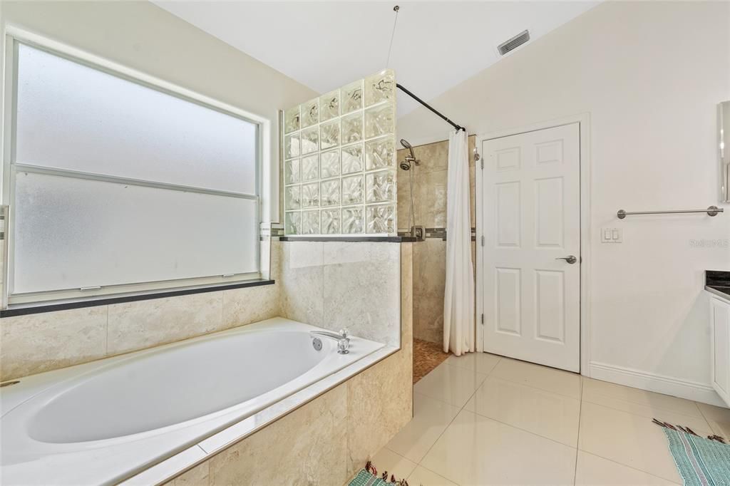 В аренду: $3,300 (6 спален, 3 ванн, 2169 Квадратных фут)