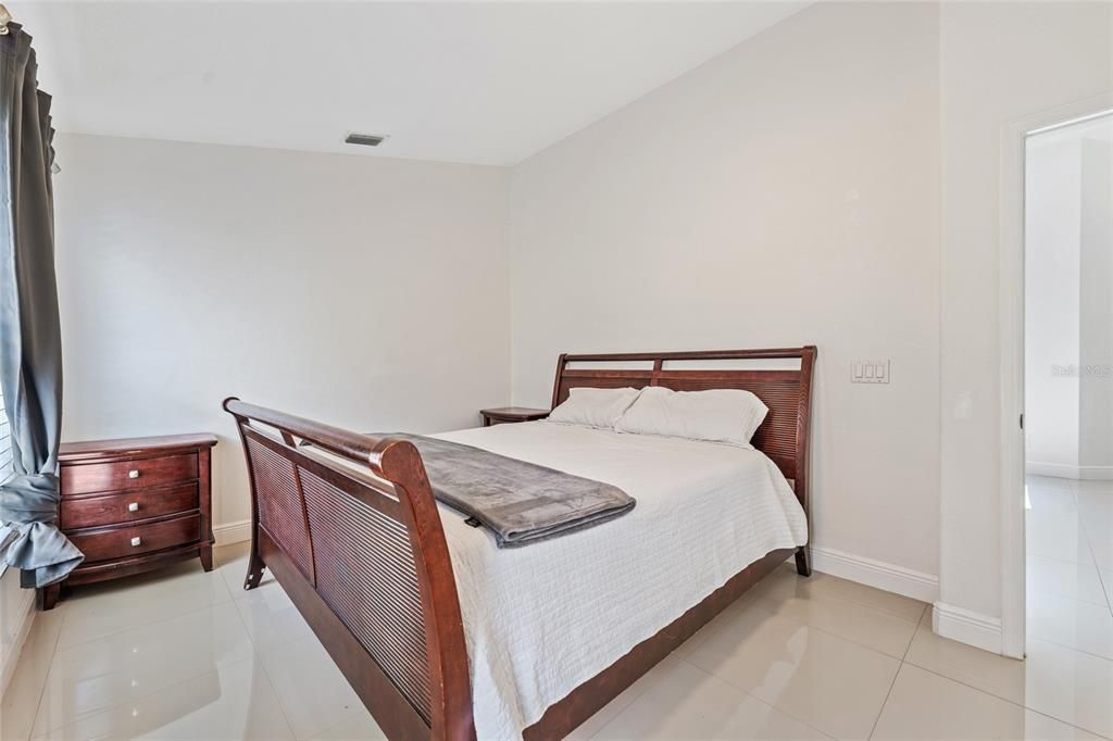 В аренду: $3,300 (6 спален, 3 ванн, 2169 Квадратных фут)