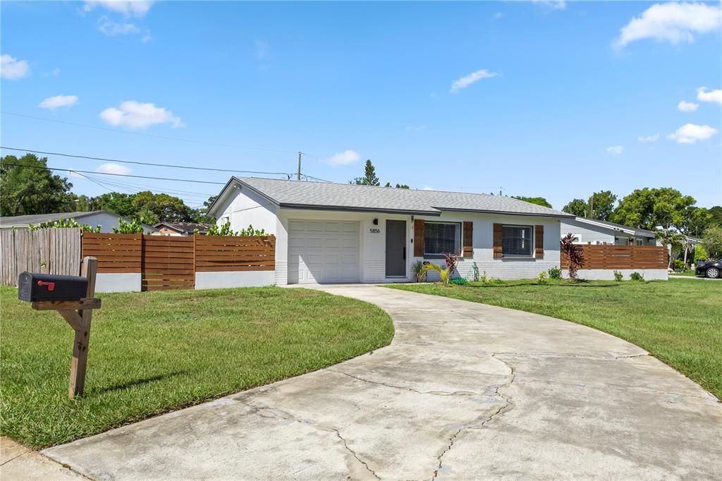 На продажу: $325,000 (2 спален, 1 ванн, 780 Квадратных фут)
