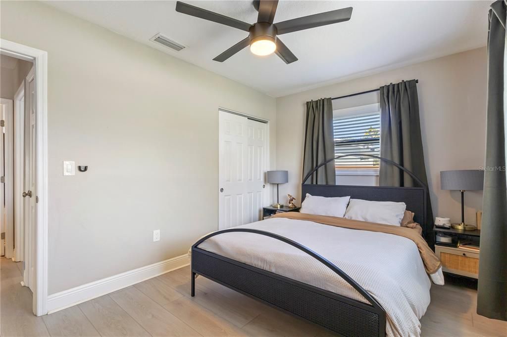На продажу: $325,000 (2 спален, 1 ванн, 780 Квадратных фут)
