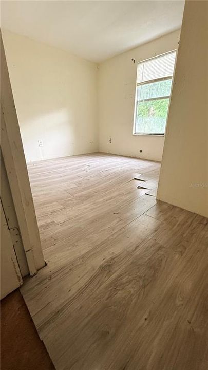 合同活跃: $125,000 (3 贝兹, 2 浴室, 960 平方英尺)