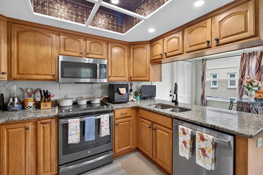 На продажу: $259,900 (2 спален, 2 ванн, 1543 Квадратных фут)