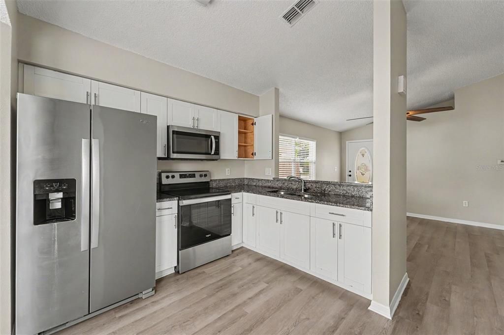 На продажу: $279,900 (3 спален, 2 ванн, 1098 Квадратных фут)