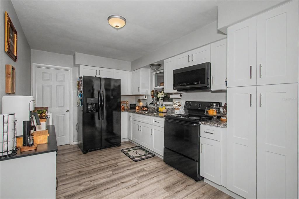 На продажу: $298,900 (4 спален, 1 ванн, 1775 Квадратных фут)