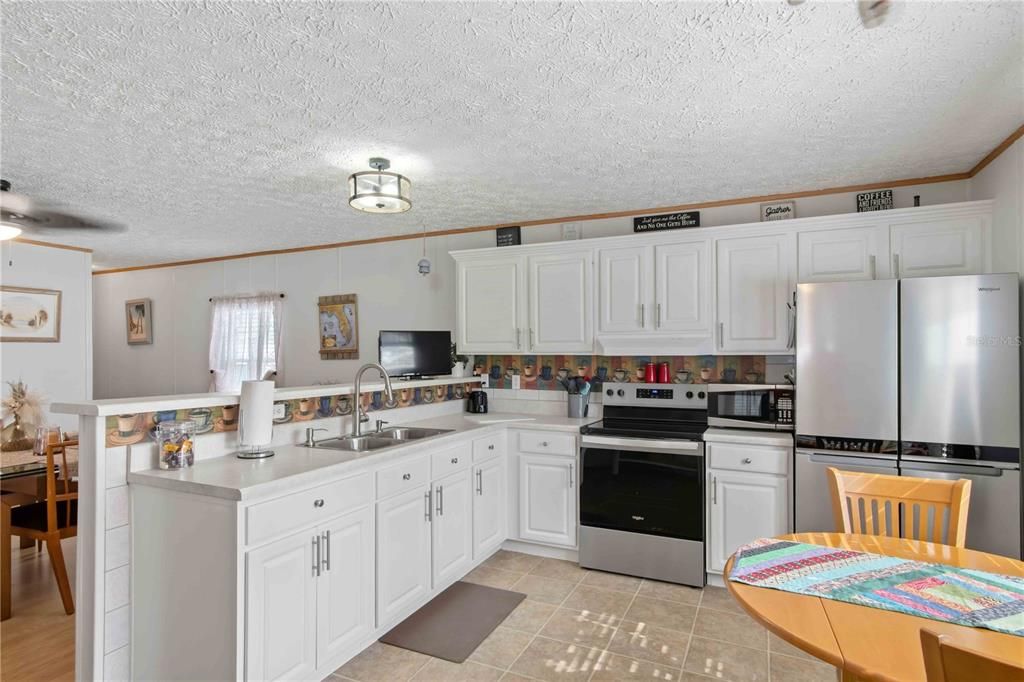 For Sale: $136,000 (2 beds, 2 baths, 896 Square Feet)