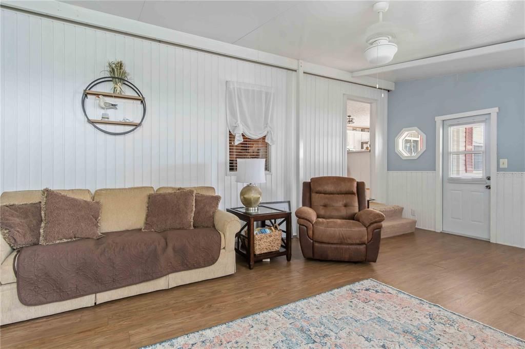 For Sale: $136,000 (2 beds, 2 baths, 896 Square Feet)