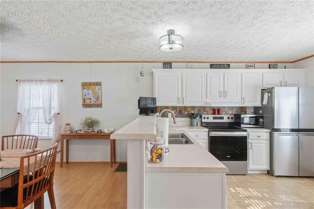 For Sale: $136,000 (2 beds, 2 baths, 896 Square Feet)