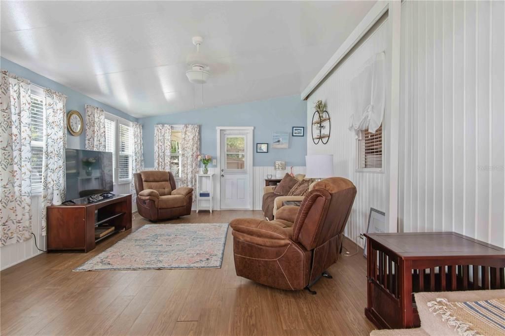 For Sale: $136,000 (2 beds, 2 baths, 896 Square Feet)