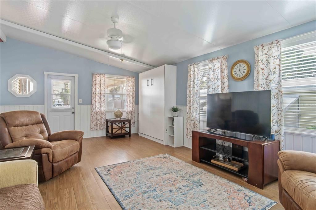 For Sale: $136,000 (2 beds, 2 baths, 896 Square Feet)