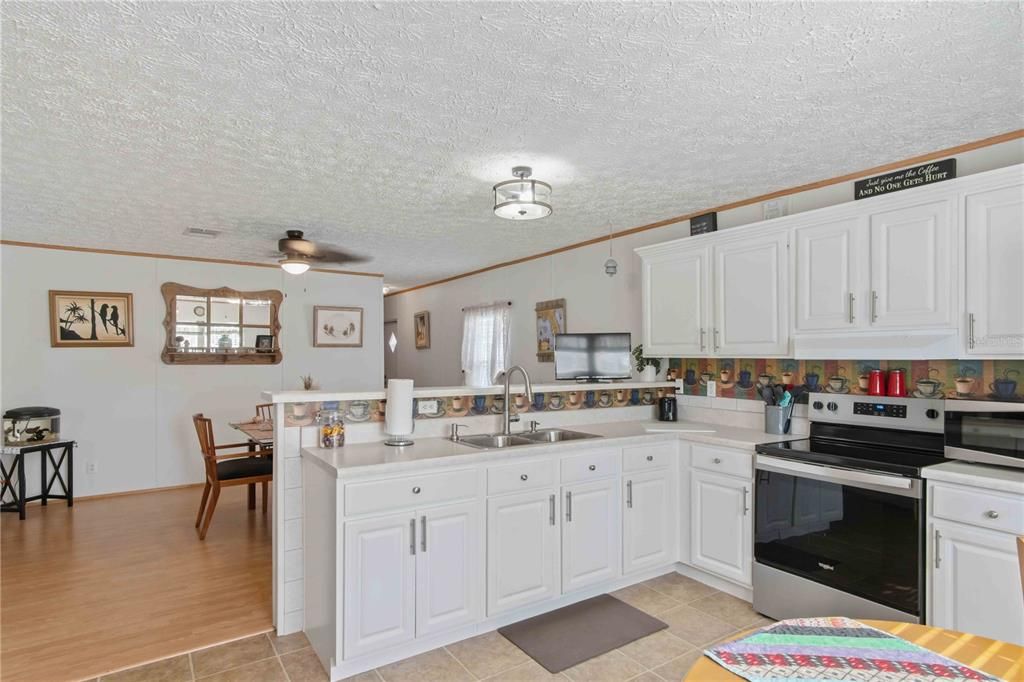 For Sale: $136,000 (2 beds, 2 baths, 896 Square Feet)