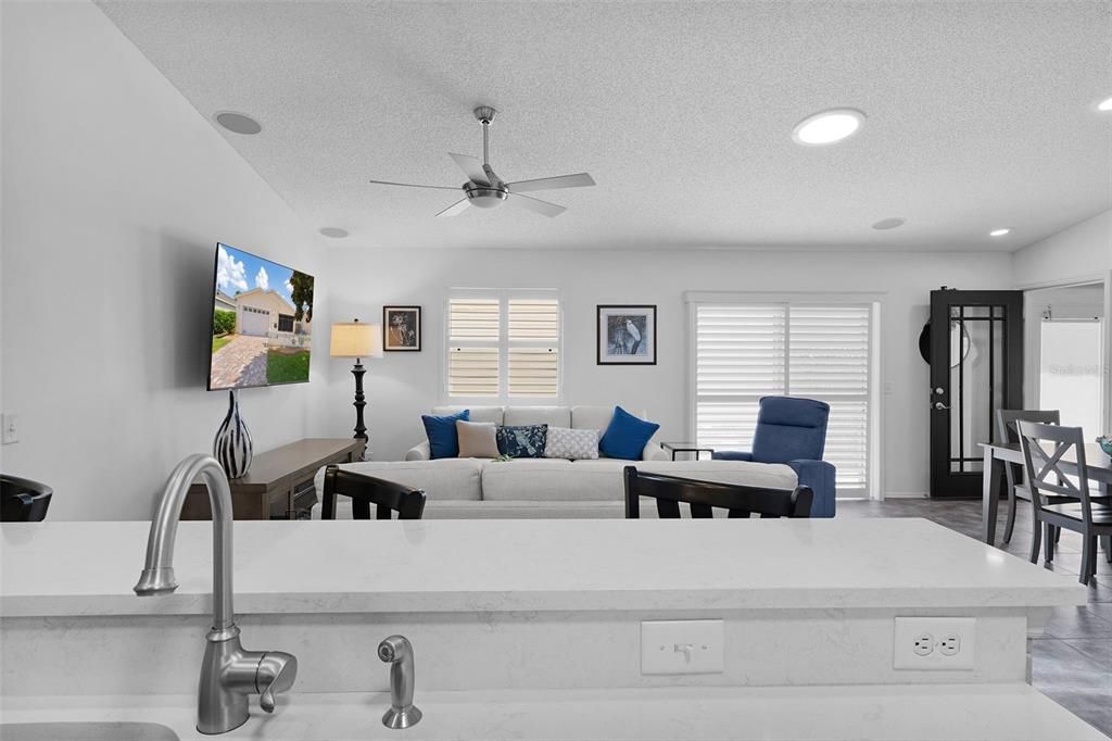 For Sale: $324,000 (2 beds, 2 baths, 1266 Square Feet)