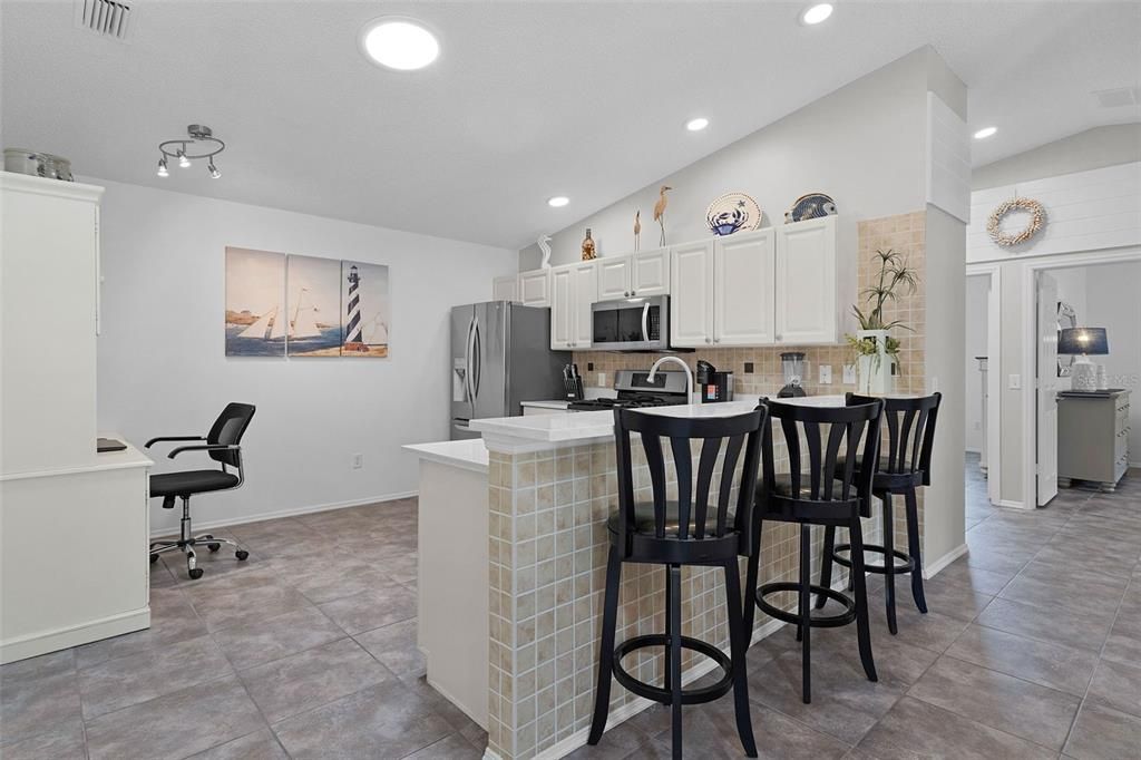 For Sale: $324,000 (2 beds, 2 baths, 1266 Square Feet)