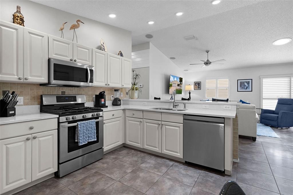 For Sale: $324,000 (2 beds, 2 baths, 1266 Square Feet)
