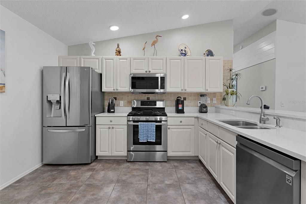 For Sale: $324,000 (2 beds, 2 baths, 1266 Square Feet)