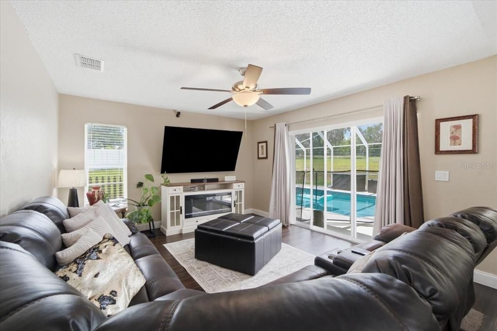 Active With Contract: $372,000 (3 beds, 2 baths, 1779 Square Feet)
